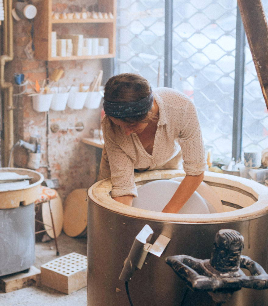 kvinne-som-arbeider-paa-skulpturverksted